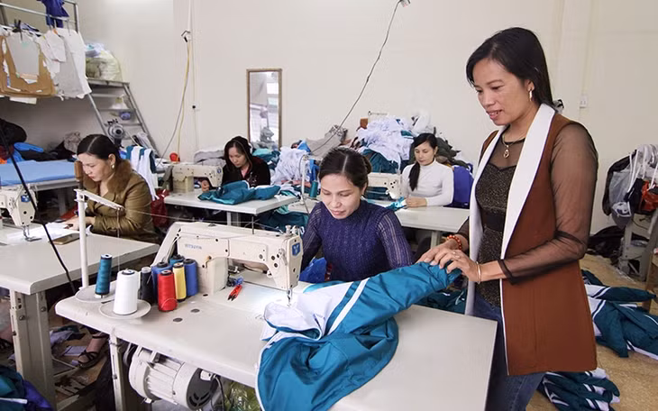 Xưởng may của chị Lê Thị Thương (xã Ðông Minh, huyện Ðông Sơn, tỉnh Thanh Hóa) được mở rộng sau khi nhận vốn vay hỗ trợ từ Hội Liên hiệp Phụ nữ huyện. Ảnh: THÚY MINH