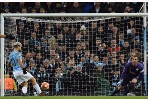 Aguero đánh bại thủ thành Fährmann trên chấm 11m.