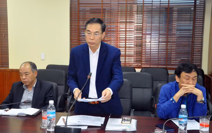 Lãnh đạo Bệnh viện Bãi Cháy báo cáo kết quả thực hiện khám, chữa bệnh cho người nghèo và BHYT tại Bệnh viện Bãi cháy. 