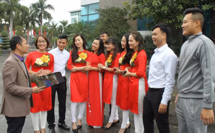 Nhạc sĩ Phạm Hữu Thắng hướng dẫn câu lạc bộ tập luyện.