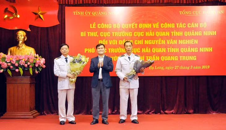 Phó Chủ tịch UBND tỉnh Bùi Văn Khắng tặng hoa chúc mừng 2 đồng chí Cục trưởng và Cục Phó Cục Hải quan Quảng Ninh.