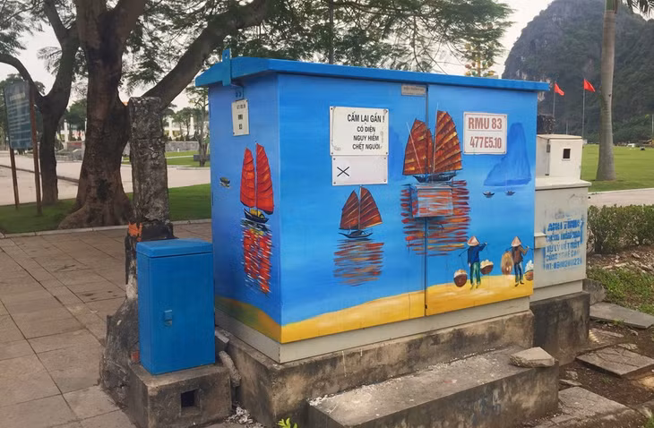 Một tủ điện được vẽ tranh trên đường Lê Thánh Tông.