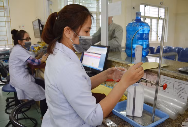 Nhân viên y tế lấy thuốc methadone cho người bệnh