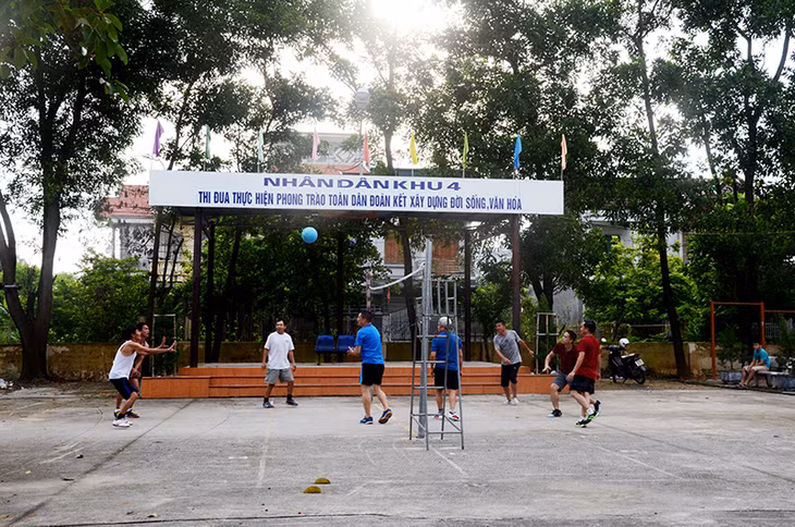 Người dân khu 4, phường Thanh Sơn, TP Uông Bí thường xuyên tham gia tập luyện thể dục thể thao tại sân nhà văn hóa khu phố.