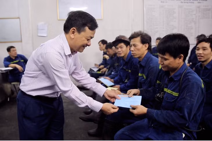 Công ty luôn có cơ chế khuyến khích kịp thời tạo động lực cho công nhân tích cực tham gia sản xuất (Trong ảnh: Chủ tịch Công đoàn Công ty CP than Vàng Danh Vũ Đình Việt trao trao tiền khuyến khích lương tháng 1/2019 với tổng số tiền gần 3 tỷ đồng cho CNLĐ). Ảnh: Phạm Cường