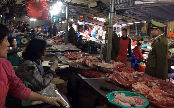 Đồng thời đẩy mạnh KTKS các hộ kinh doanh thịt lợn tại chợ Cái Rồng.