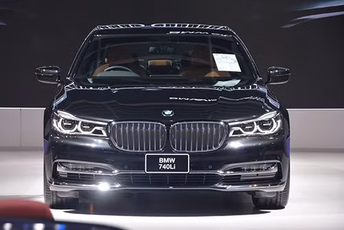 BMW 740Li sử dụng động cơ dung tích lớn hơn so với 730Li.