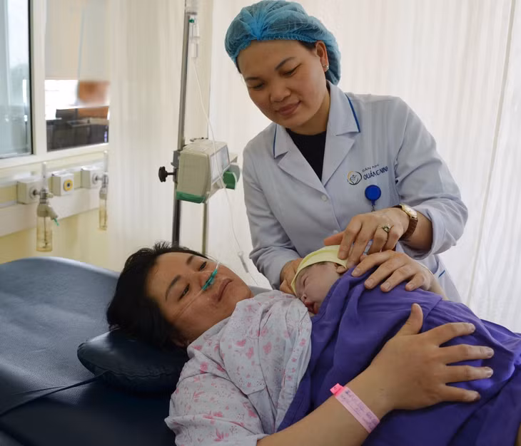 áp dụng quy trình chăm sóc thiết yếu cho bà mẹ và trẻ sơ sinh trong và sau đẻ thường và đẻ lấy thai. Như vậy, mọi bà mẹ và trẻ em đều được thụ hưởng mô hình chăm sóc mới, an toàn, hiệu quả, đảm bảo sinh nở “mẹ tròn con vuông”.