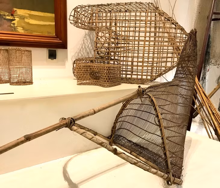 Tại những nơi khác nhau loại có những loại đăng, lờ khác nhau xong chủ yếu đều được đan thủ công từ nguyên liệu mây, tre, đan. Đây là Đăng xúc tôm tép của ngư dân vùng bãi triều ở Quảng Yên