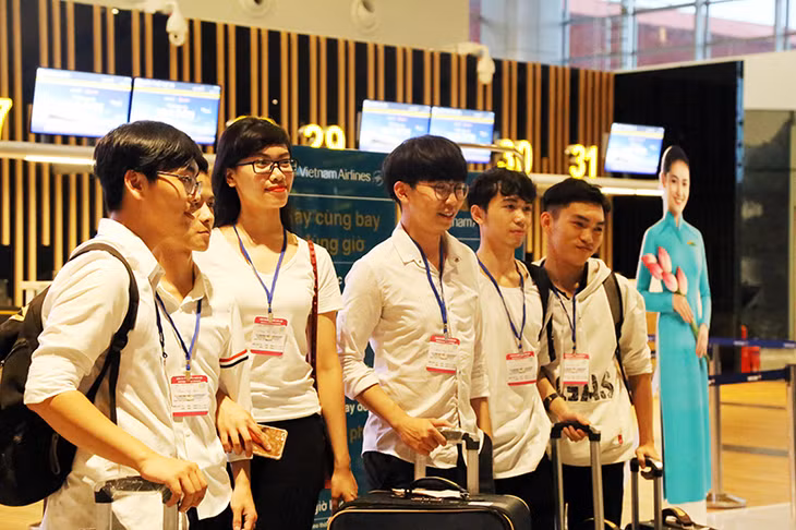 Các sinh viên check-in trước giờ làm thủ tục bay.
