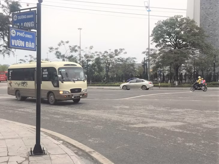 Biển tên đường, phố trên địa bàn TP Hạ Long được ghi song ngữ Việt - Anh.