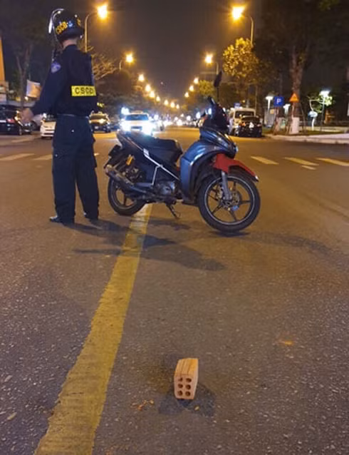 Gạch mà các đối tượng dùng ném lực lượng cảnh sát 911.