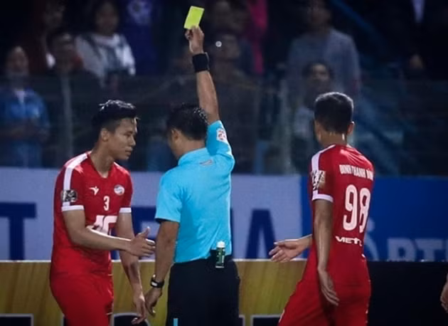  Trọng tài Trần Đình Thịnh chỉ rút thẻ vàng sau pha vào bóng thô bạo của Ngọc Hải với Văn Kiên.