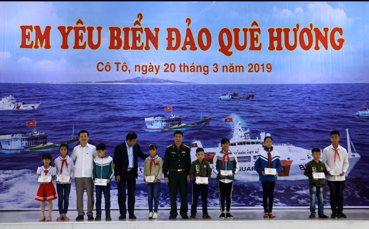 Bộ Tư lệnh Vùng Cảnh sát biển I tặng 10 suất học bổng cho học sinh có hoàn cảnh khó khăn.