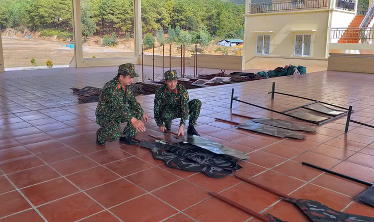Cán bộ Trung đoàn 244 tổ chức sửa, làm mới mô hình học cụ phục vụ công tác huấn luyện sẵn sàng chiến đấu. Ảnh: Quang Minh