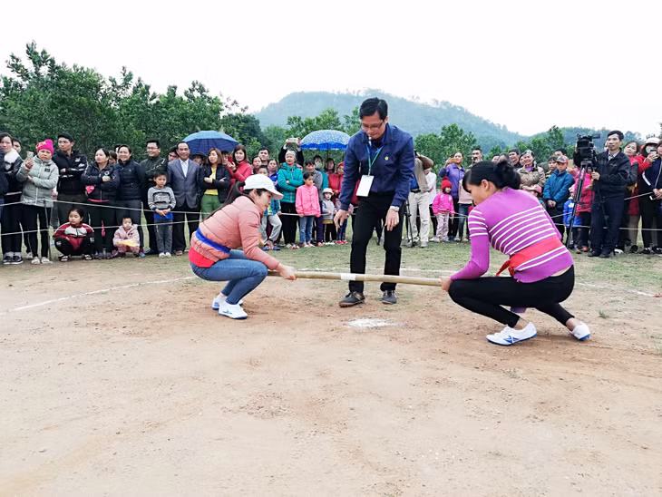 Hội viên, phụ nữ xã Đạp Thanh tham gia trò chơi truyền thống tại Lễ hội Lồng tồng năm 2019. 