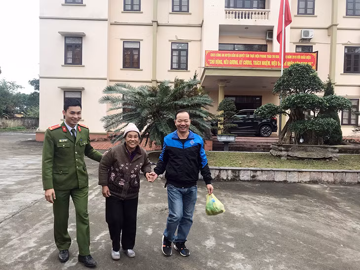 Anh Giang vui mừng đón mẹ về nhà.