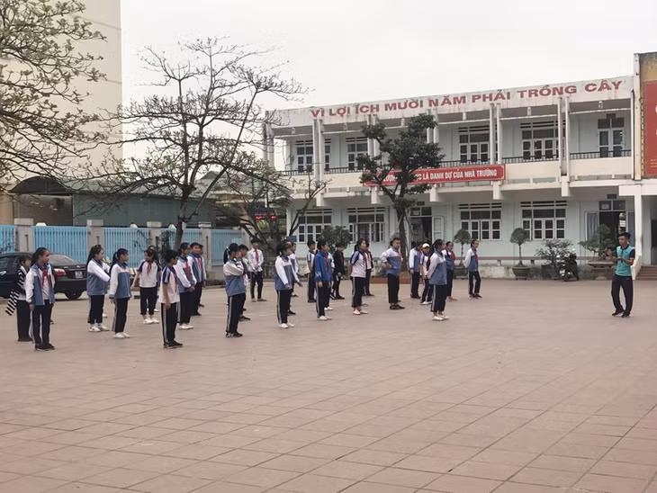 Không có sân tập nên các em học sinh trường THCS phải tập ngay trên sân trường làm ảnh hưởng không nhỏ đến việc học của các lớp khác 