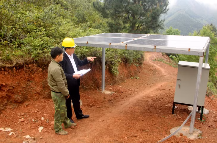 Cán bộ điện lực Bình Liêu kiểm tra lắp đặt hệ thống pin mặt trời, sẵn sàng đưa vào vận hành, cung cấp điện sinh hoạt cho 200 hộ dân thôn Co Tăng, xã Đồng Tâm vào tháng 1/2019. Ảnh: Minh Đức
