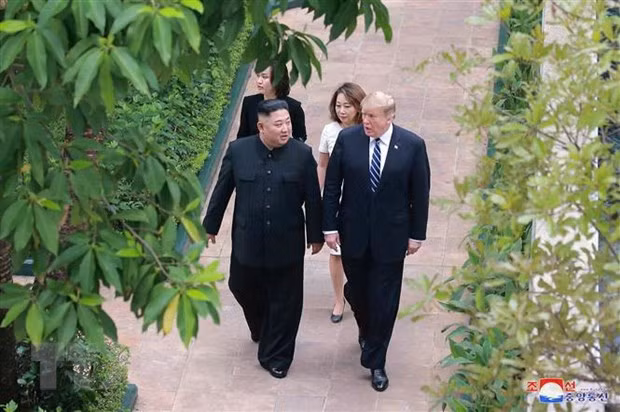 Tổng thống Mỹ Donald Trump (phải) và Chủ tịch Triều Tiên Kim Jong-un tại hội nghị thượng đỉnh Mỹ-Triều lần hai ở Hà Nội ngày 28/2/2019. (Nguồn: Yonhap/TTXVN)