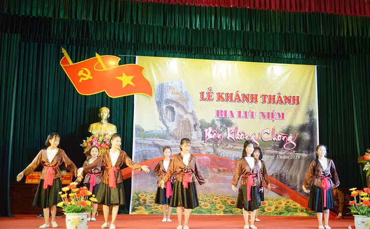 Tiết mục văn nghệ trong lễ khánh thành.