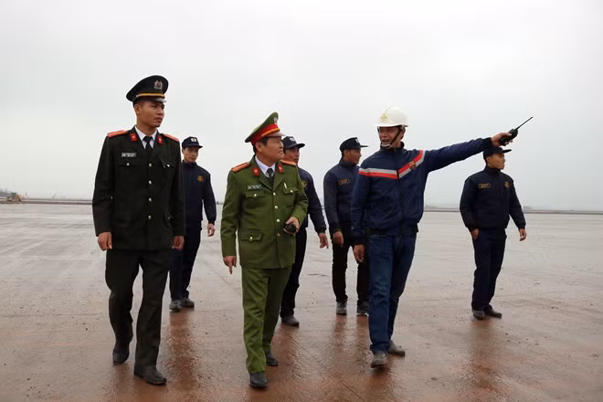 Công an Vân Đồn phối hợp với lực lượng chức năng Cảng Hàng không quốc tế Vân Đồn TTKS đảm bảo ANTT. 