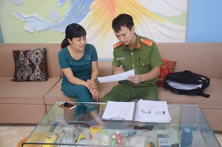 Công an phường Bãi Cháy, TP Hạ Long, hướng dẫn người dân có nhà cho người nước ngoài thuê trọ thực hiện khai báo tạm trú qua mạng. Ảnh: Ngô Dịu