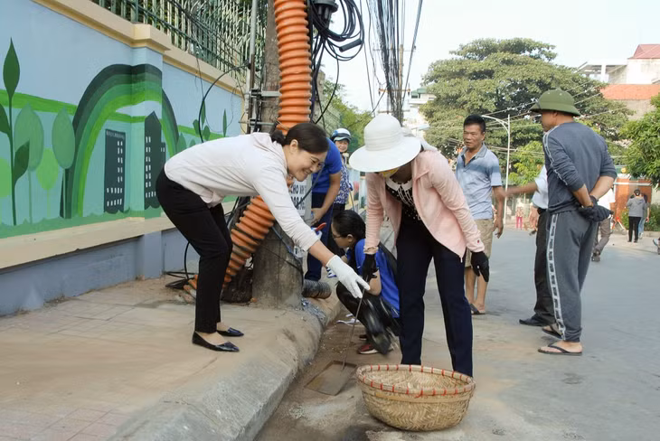 Người dân khu phố 3 (phường Hồng Hà, TP Hạ Long) tích cực dọn vệ sinh môi trường tại tuyến đường chung.