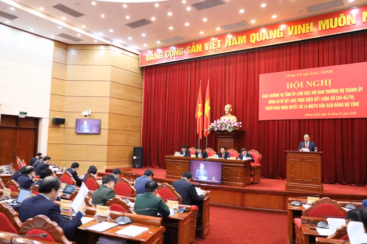 Bí thư Thành ủy Uông Bí Trần Văn Lâm báo cáo tại hội nghị.