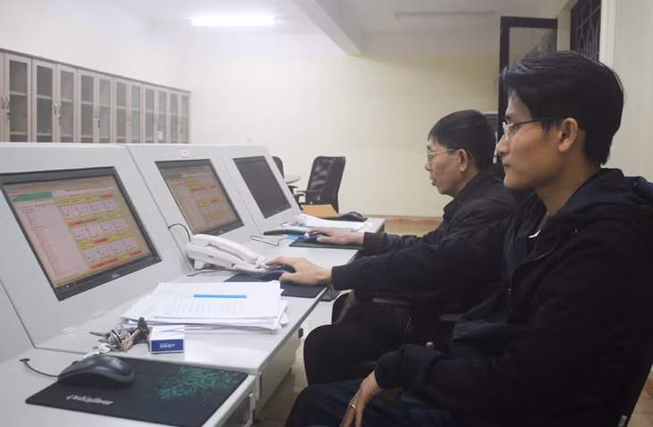 Nhân viên Trung tâm điều khiển hệ thống chiếu sáng công cộng vận hành hệ thống điện chiếu sáng của thành phố.