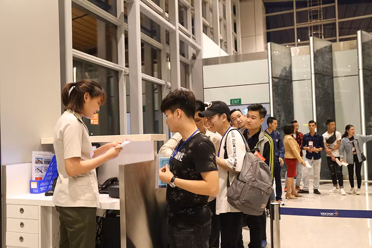 Sinh viên thực hiện các thủ tục trước khi lên chuyến bay giả định.