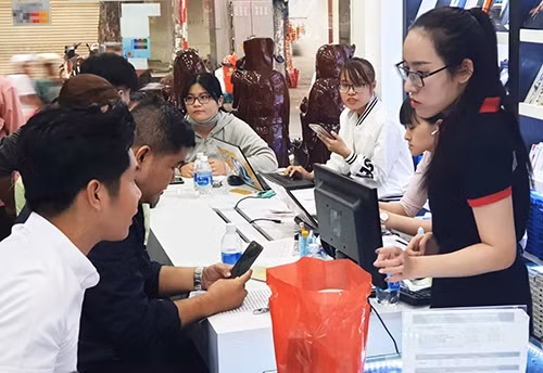 Nhiều nam giới tìm đến các cửa hàng nhờ tư vấn quà tặng cho phái nữ.