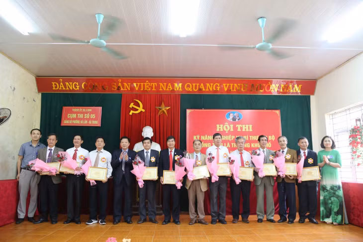 Ban Tổ chức tặng hoa cho các thí sinh tham dự Hội thi.