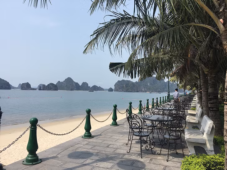 Cẩm Phả đang phấn đấu đưa tốc độ tăng trưởng thương mại - dịch vụ bình quân tăng 19% trở lên. (Trong ảnh: Bãi tắm Lương Ngọc - một trong 5 điểm du lịch của thành phố)