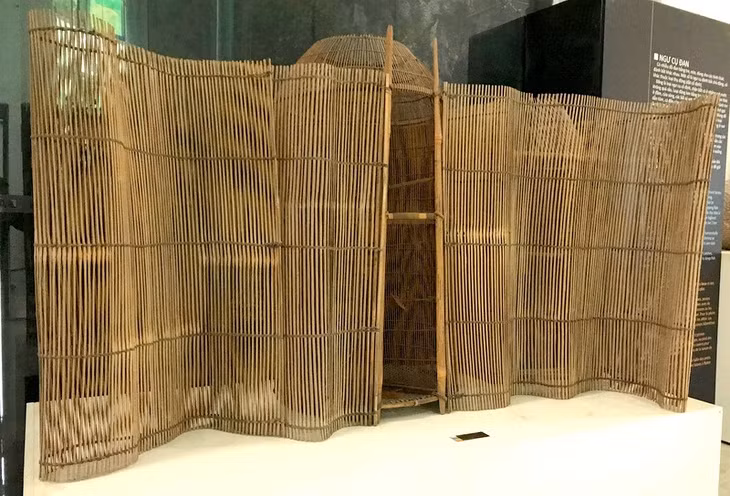 Đây là Đăng bắt tôm được các ngư dân sử dụng tại vùng cửa sông, dùng đèn làm mồi nhử