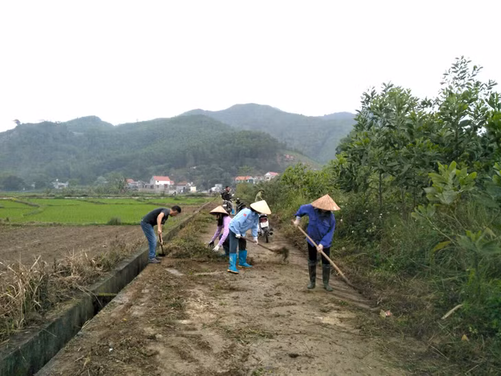 viên HND xã Quảng La, huyện Hoành Bồ ra quân nạo vét kênh mương, vệ sinh đồng ruộng, thu gom rác thải nông nghiệp phục vụ sản xuất vụ Xuân 2019. 