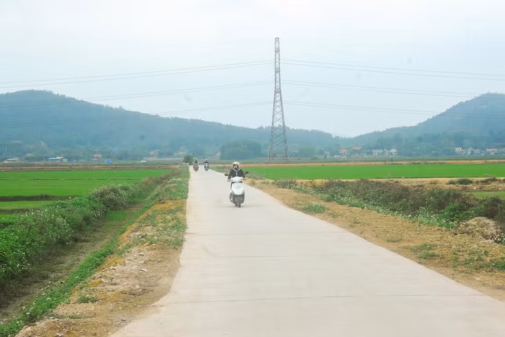 Đường giao thông nông thôn tại thôn Bình Sơn Tây (xã Bình Dương, TX Đông Triều) được đầu tư mở rộng khang trang.