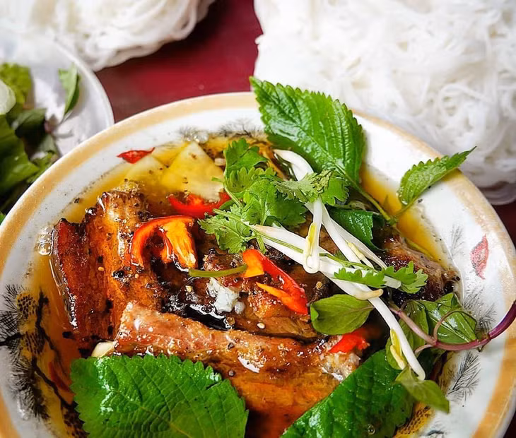 Bún chả: Trang du lịch nổi tiếng National Geographic từng xếp bún chả quạt Hà Nội trong danh sách 10 món ăn đường phố tuyệt nhất thế giới. Đặc biệt, sau sự kiện cựu tổng thống Mỹ Barack Obama thưởng thức món ăn này trong chuyến đi đến Việt Nam, bún chả càng trở nên nổi tiếng hơn trên các tờ báo nước ngoài. Ảnh: Corymay81.