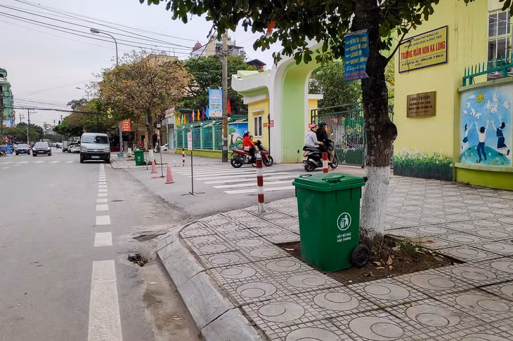Tuyến phố Lê Hữu Trác tại phường Ka Long (TP Móng Cái) được bố trí thùng rác công cộng dọc vỉa hè đi bộ, tạo thói quen bỏ rác đúng chỗ cho người dân.