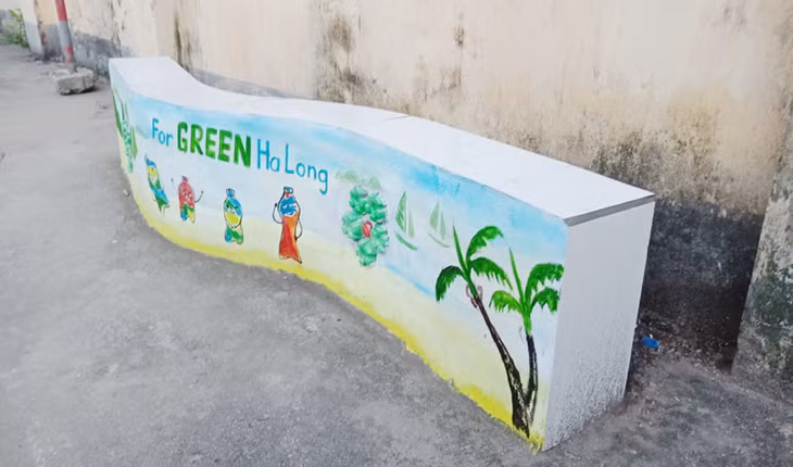 Chị em trong Chi hội Phụ nữ khu I, phường Hà Trung, đã làm được hàng trăm viên “gạch sinh thái” để xây "ghế đá" tại nhà văn hóa khu phố 2 của phường.
