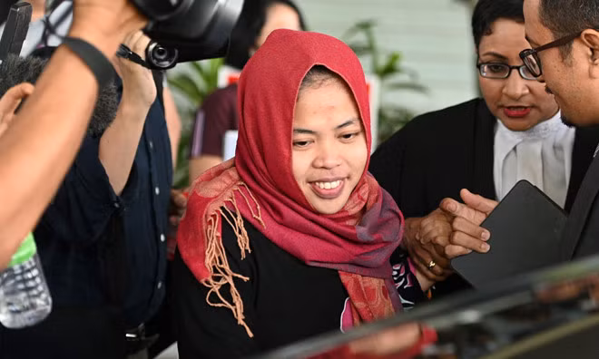 Siti Aisyah tươi cười khi rời khỏi Tòa thượng thẩm Shah Alam ở Kuala Lumpur, Malaysia. Ảnh: AFP