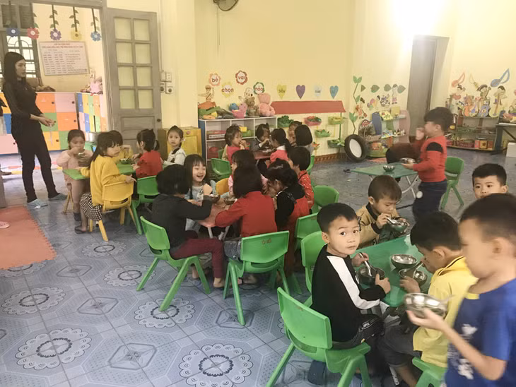 Giờ ăn trưa của các em học sinh Trường Mầm non xã Yên Than 