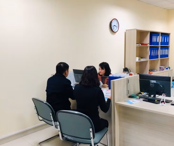 Cán bộ Bộ phận một cửa tại Chi cục Thuế TP Cẩm Phả hỗ trợ NNT thực hiện thủ tục đề nghị mua hóa đơn lẻ
