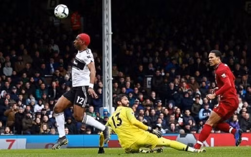  Van Dijk mắc sai lầm nghiêm trọng dẫn đến bàn gỡ hòa của Fulham.