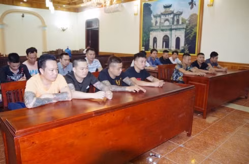 Công an Hưng Yên, bắt quả tang 15 người đánh bạc. (Ảnh: Công an Hưng Yên)