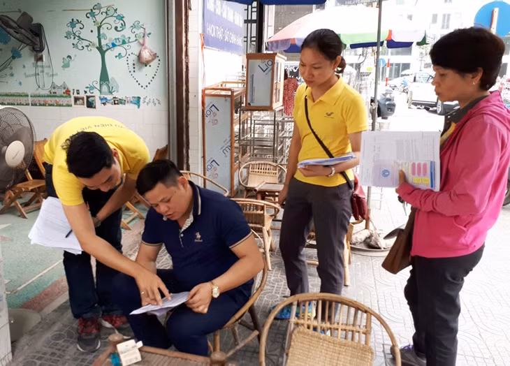 Các tổ được phân công tuyên truyền đến các tuyến phố vận động người dân tham gia BHXH tự nguyện.