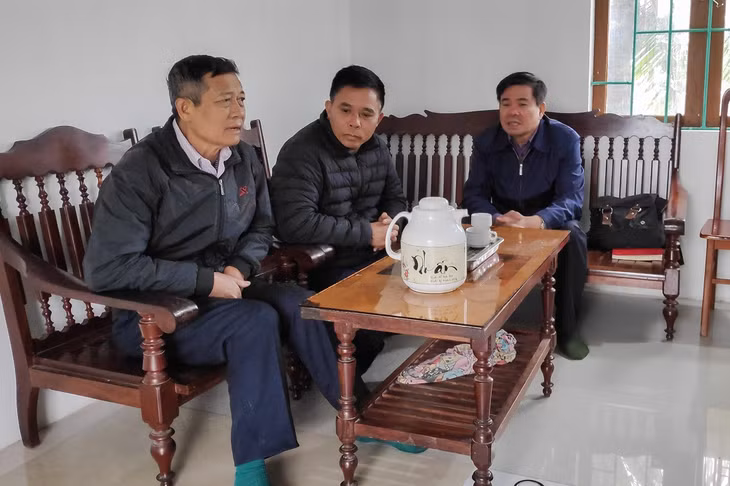 Cán bộ phường Yên Giang (TX Quảng Yên) trực tiếp đến các hộ dân để giải đáp thắc mắc về giải phóng mặt bằng phục vụ dự án bảo tồn và phát huy giá trị Khu di tích lịch sử Chiến thắng Bạch Đằng.