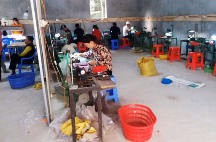 Người dân xã Quảng Sơn tinh chế hạt mây làm vòng xuất khẩu.