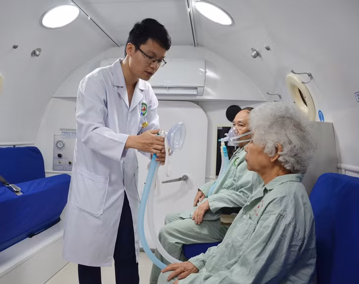 Nhiều người lớn tuổi ngủ ngon hơn sau khi điều trị oxy cao áp