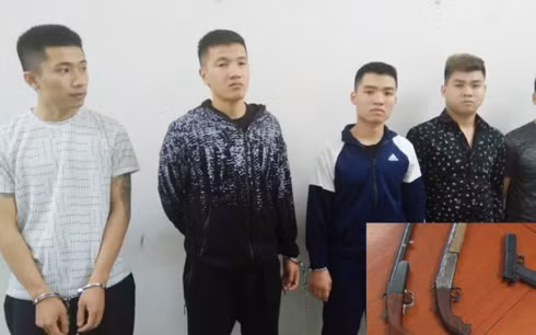  Các đối tượng cùng tang vật vụ án.